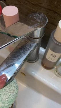 Kireç taşından banyo musluğunu temizlemek, depozitoları kaldırmak, musluk, temizlik, ev temizliği, banyo bakımı.