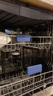 Modern mutfakta bardaklar ve bardaklarla dolu açık bulaşık makinesi. Üst rafa düzgün bir şekilde yerleştirilmiş temiz masa takımı. Ev aletleri kullanımda, ev hijyeni Litvanya Kedainiai 11.04.2025 16: 01