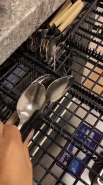 Modern mutfakta bardaklar ve bardaklarla dolu açık bulaşık makinesi. Üst rafa düzgün bir şekilde yerleştirilmiş temiz masa takımı. Ev aletleri kullanımda, ev hijyeni Litvanya Kedainiai 11.04.2025 16: 01