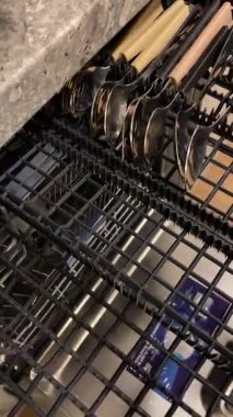 Modern mutfakta bardaklar ve bardaklarla dolu açık bulaşık makinesi. Üst rafa düzgün bir şekilde yerleştirilmiş temiz masa takımı. Ev aletleri kullanımda, ev hijyeni Litvanya Kedainiai 11.04.2025 16: 01