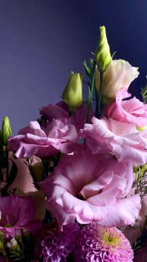 Pembe lisianthus ve yumuşak arkaplanda balmumu dalları olan kasımpatı buketi. Güzel çiçek açan çiçekler, romantik çiçek kompozisyonu, doğal güzellik, makro yakın plan, zarif pastel buket.
