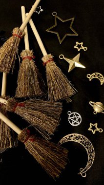 Cadı süpürgeleri ve büyülü semboller kara arka plan okült tılsımları, ay, yıldızlar ve mistik ayinler ve büyücülük için pentagram. Yüksek kalite 4k görüntü