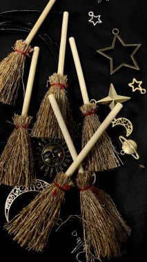 Cadı süpürgeleri ve büyülü semboller kara arka plan okült tılsımları, ay, yıldızlar ve mistik ayinler ve büyücülük için pentagram. Yüksek kalite 4k görüntü