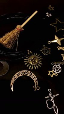 Cadı süpürgeleri ve büyülü semboller kara arka plan okült tılsımları, ay, yıldızlar ve mistik ayinler ve büyücülük için pentagram. Yüksek kalite 4k görüntü