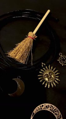 Cadı süpürgeleri ve büyülü semboller kara arka plan okült tılsımları, ay, yıldızlar ve mistik ayinler ve büyücülük için pentagram. Yüksek kalite 4k görüntü