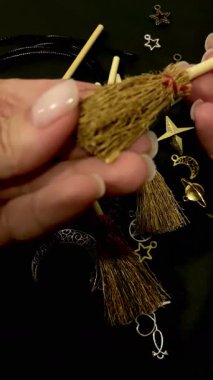 Cadı süpürgeleri ve büyülü semboller kara arka plan okült tılsımları, ay, yıldızlar ve mistik ayinler ve büyücülük için pentagram. Yüksek kalite 4k görüntü