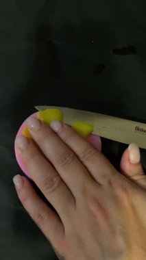 Mum Yapımı Törensel Büyülü Mumlar, El Yapımı Sihirli Mum Yaratma, Okült Ayini, Mistik Atmosfer, Ruhsal El Yapımı Süreci, Cadılık Atölyesi Videosu. Yüksek kalite 4k görüntü