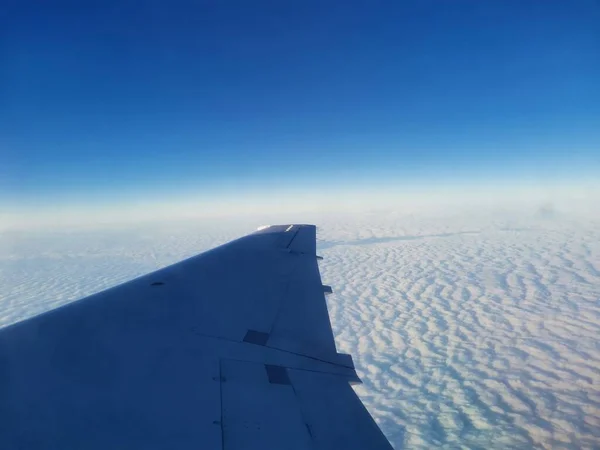Fliegen Über Den Wolken Tragfläche Des Flugzeugs Embraer Erj 145 — Stockfoto