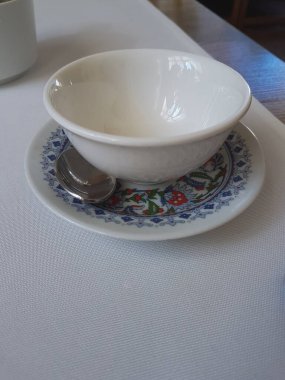 Restoranda iki tane boş çay kasesi. Doğulu süsü.