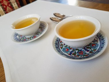 Restoranda iki kase çay. Doğulu süsü.