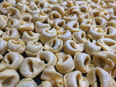 Ham Tortellini 'nin beyaz mantarlı, desenli, yemek fotoğrafçılığının yakın çekim görüntüsü.