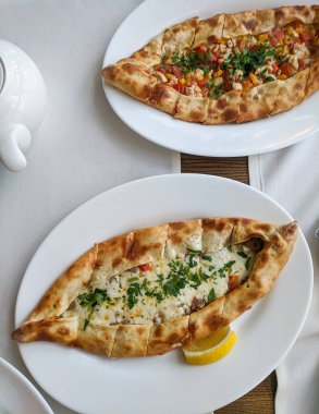 Geleneksel Türk mutfağı Kasarli Pide kayık şeklinde peynirli, baharatlı ve otlu ekmek.