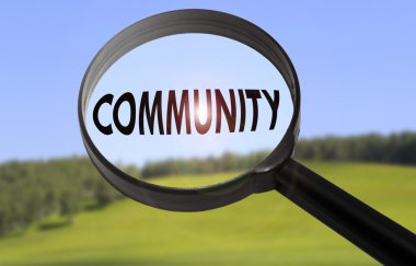 Bulanık doğa arka plan üzerinde kelime topluluk ile büyüteç. Topluluk kavramını arama