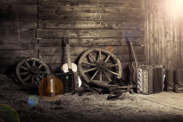 Gündoğumu sabah eski kulübede. Müzik aletleri Samanlık içinde. Gitar ve mızıka