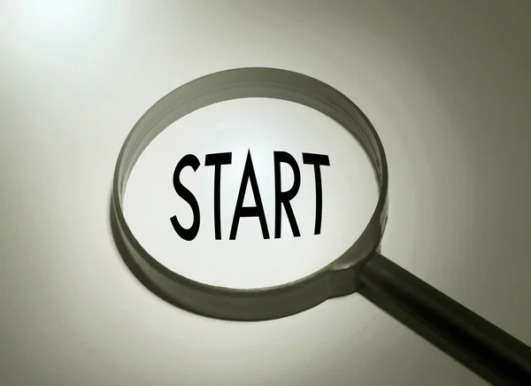 Lupa con la palabra "start". Inicio de búsqueda — Foto de Stock