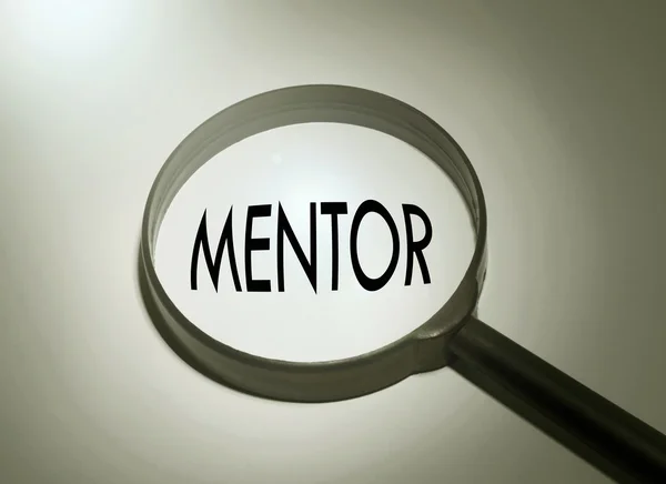 Förstoringsglas med ordet mentor. Söka mentor — Stockfoto
