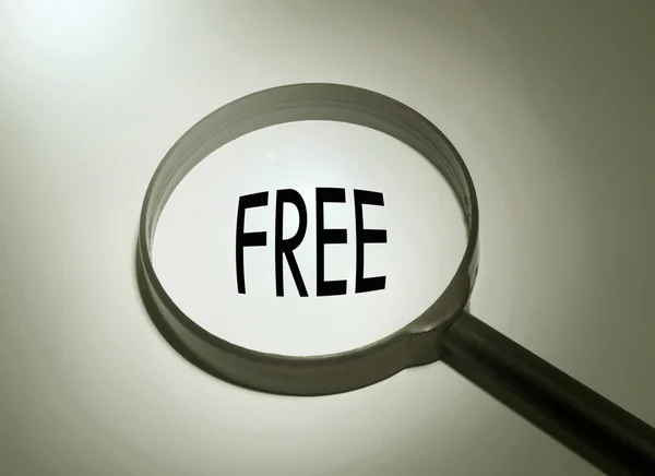 Förstoringsglas med ordet fritt. Söka gratis — Stockfoto