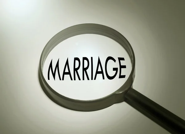 Lupa con la palabra matrimonio. Buscando matrimonio — Foto de Stock