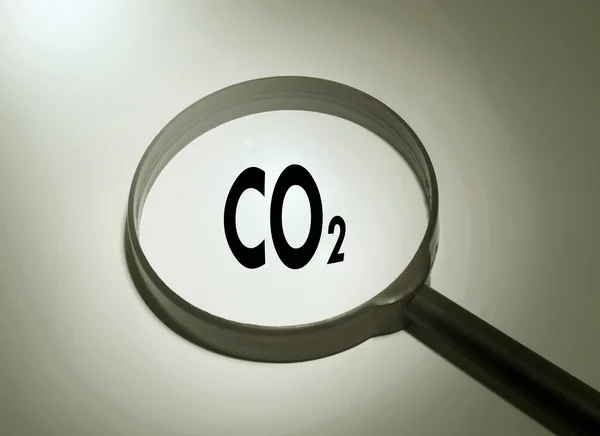 Lente d'ingrandimento con la parola biossido (CO2). Ricerca di biossido (CO2 ) — Foto Stock