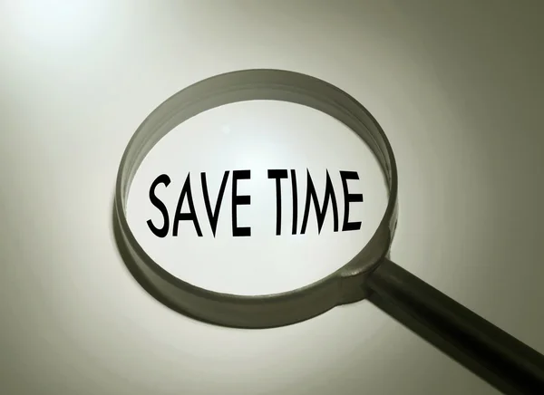 Vergrootglas met het woord tijd besparen. Zoeken Bespaar tijd — Stockfoto
