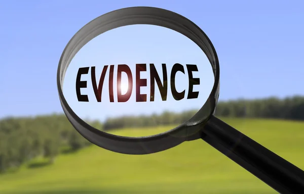 Magnifying glass with the word evidence on blurred nature background. Searching evidence concept — Stock Photo, Image