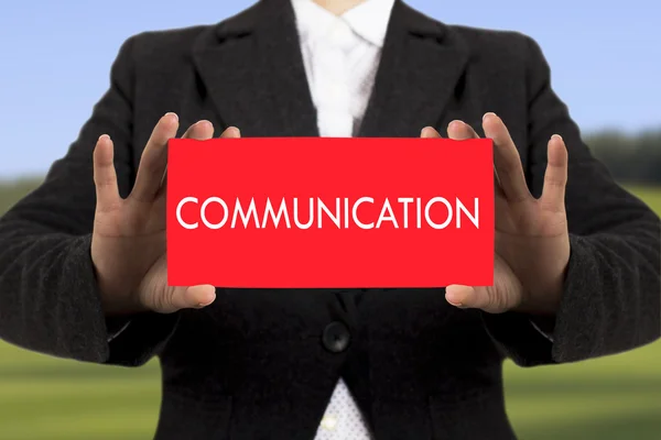 Geschäftsfrau in schwarzer Jacke zeigt eine Karte mit der Aufschrift "Kommunikation". Selektiver Fokus. — Stockfoto
