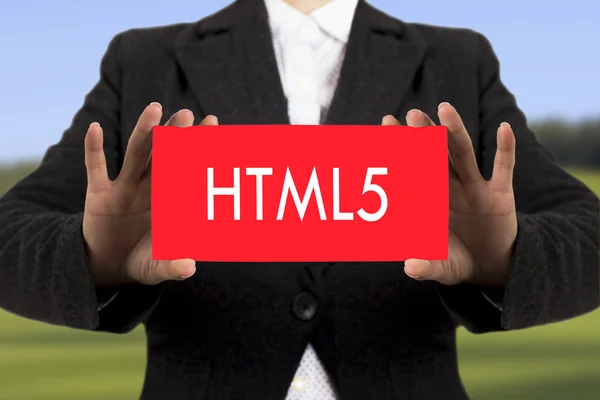 Biznesmen w czarnej kurtce pokazuje kartę z napisem HTML5. Selektywna koncentracja. — Zdjęcie stockowe