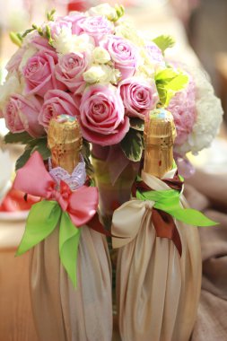 Şampanya ve çiçekler