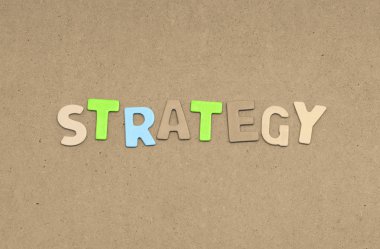 Kahverengi arka plan üzerinde strateji metin