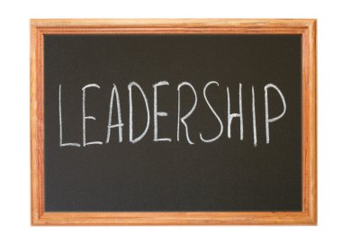 Beyaz tebeşir tahtaya - liderlik yazılı