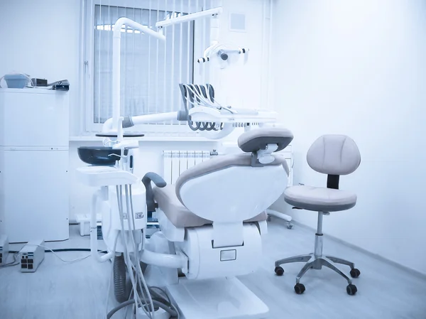 牙科椅和牙科器械在牙医的办公室， — 图库照片