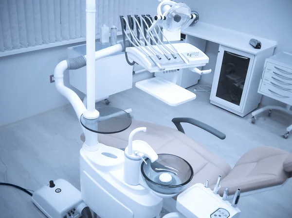 Fotel dentystyczny i narzędzi stomatologicznych w gabinecie stomatologicznym — Zdjęcie stockowe