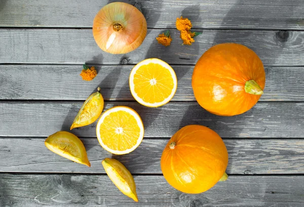 El concepto de la colección de piezas de calabaza en rodajas para compartir, naranjas y lazo Imagen de archivo