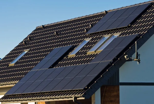 Современные Черные Батареи Солнечных Батарей Крыше Частного Дома Расположены Вокруг — стоковое фото