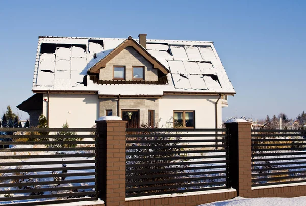 Современные Черные Солнечные Панели Крыше Дома Зимой Покрытые Снегом Зеленая — стоковое фото
