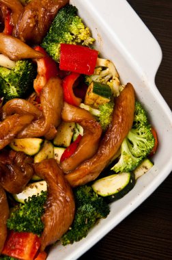 Haşlanmış sebze ve pirinçli tavuk eti çizgileri. Renkli ve sağlıklı ev yapımı yiyecekler..