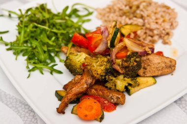 Haşlanmış sebze ve pirinçli tavuk eti çizgileri. Renkli ve sağlıklı ev yapımı yiyecekler..