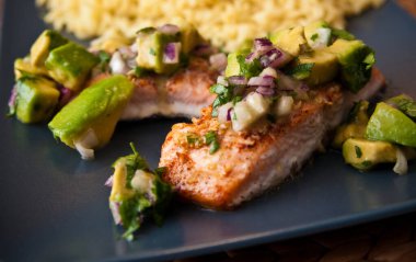 Avokado, pirinç, limon ve sebzeli güzel bir kızarmış somon.. 