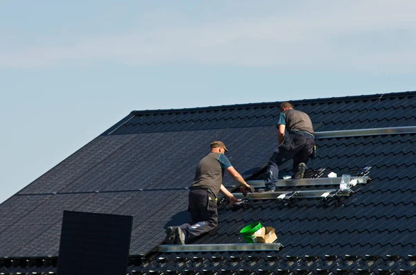 Installation Neuer Schwarzer Sonnenkollektoren Auf Dem Metalldach Eines Privathauses Ökologie Stockbild