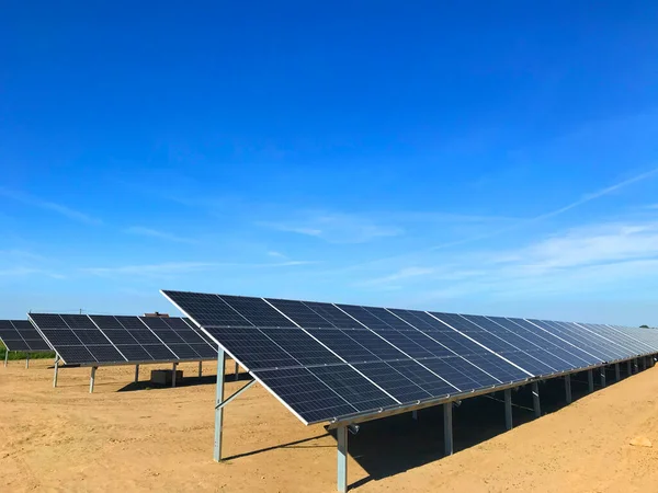 Schließung Einer Industriellen Solaranlage Einem Sommertag Das Paneelgestell Auf Trockenem lizenzfreie Stockfotos