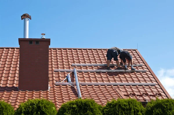 Deux Hommes Installant Nouveaux Panneaux Solaires Sur Toit Une Maison — Photo