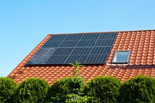 Nuevos Paneles Solares Techo Hojalata Roja Fondo Casa Privada Energía —  Fotos de Stock