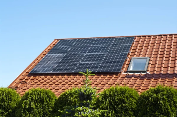 Neue Sonnenkollektoren Auf Dem Roten Blechdach Eines Privathauses Erneuerbare Grüne Stockbild