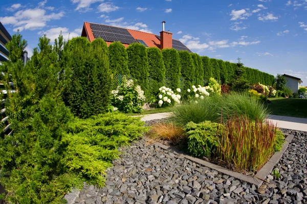 现代住宅的院落 五彩缤纷的植物装饰的花园 被灰色岩石环绕的干草床 — 图库照片
