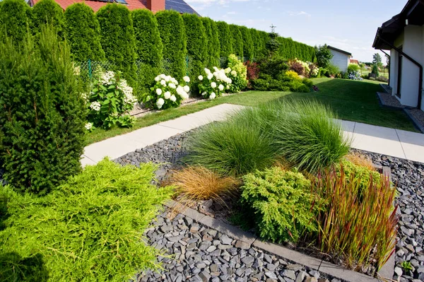 Voortuin Van Een Modern Huis Tuindetails Met Kleurrijke Planten Droge — Stockfoto