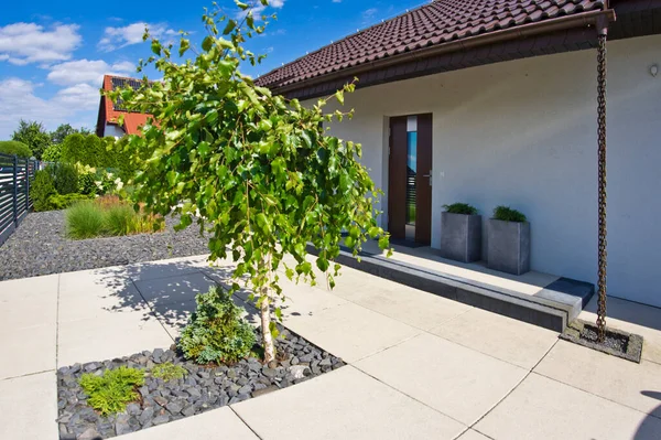 Der Vorhof Eines Modernen Hauses Grünfläche Mit Weißen Zementplatten Und Stockbild
