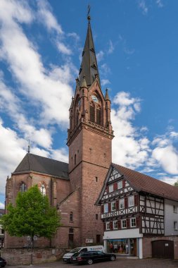 Güneybatı Almanya 'da orta çağ yarım kereste evi gezisi. Kilisesi olan eski bir kasabada.