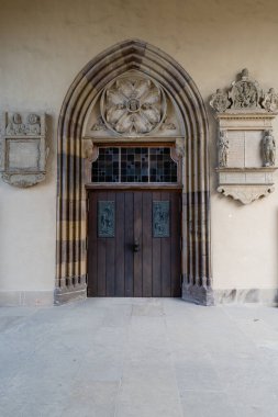 Güney Almanya 'da günübirlik seyahatler Eski sarı kum taşı kilise girişi
