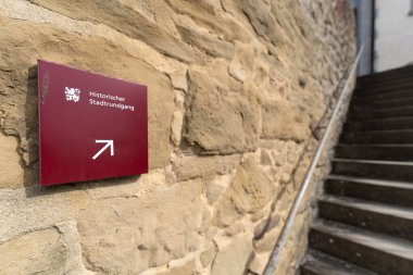 Güney Almanya 'da kumtaşı duvarın yanındaki eski dik merdivenlerde günlük geziler ve imza.