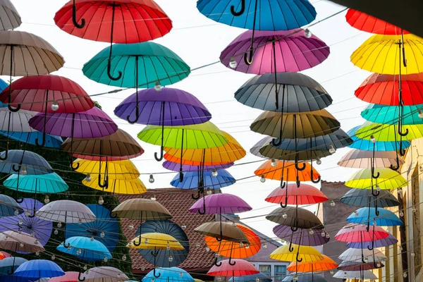 Viele Regenschirme Verschiedenen Farben Sie Hängen Als Dekoration Hoch Oben — Stockfoto